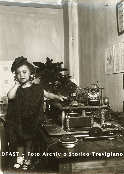 La bambina Gina Prosdocimi ascolta la radio